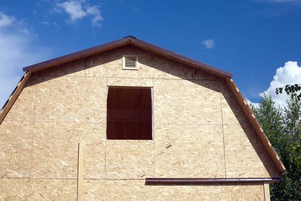 Будівництво заміського будинку в сонячний літній день — стокове фото