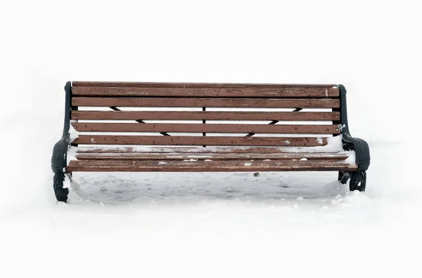 Banco de madeira marrom vazio ao ar livre no inverno — Fotografia de Stock