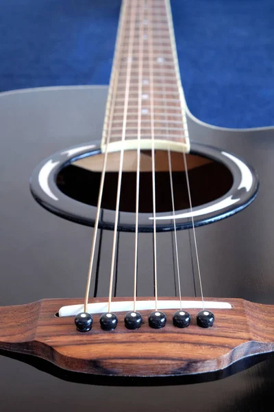 Guitarra acústica con tapa negra con seis cuerdas de primer plano —  Fotos de Stock