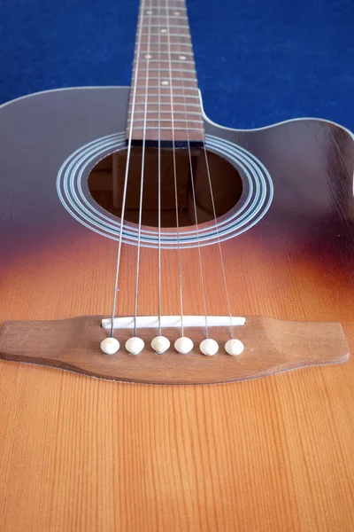 Akustikgitarrendecke mit sechs Saiten isolierte Nahaufnahme — Stockfoto