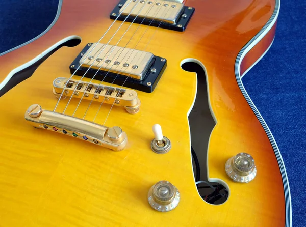 Teil von alten Semi-Hollow Body E-Gitarren — Stockfoto