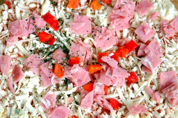 Сырая неподготовленная пицца в качестве фонового крупного плана — стоковое фото