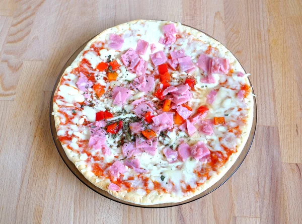 Pastırma ve sebze en iyi manzaralı peynir pişmiş pizza — Stok fotoğraf