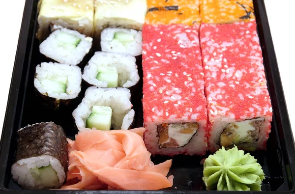 Sushi op vierkante dienblad geïsoleerd vooraanzicht closeup — Stockfoto