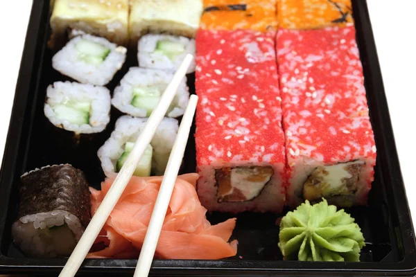 Sushi na čtvercový zásobník, samostatný detailní pohled zepředu — Stock fotografie