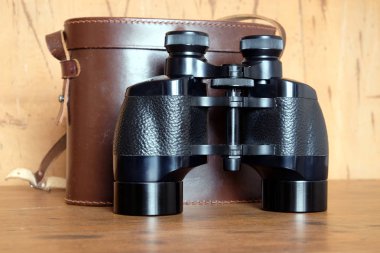 Vintage prizma siyah renk dürbün ve kahverengi deri çanta