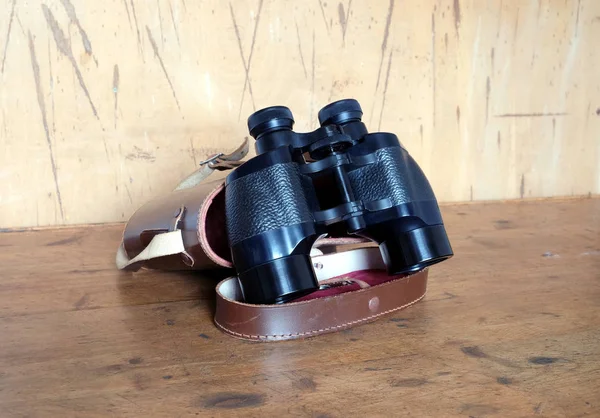 Prisma vintage binoculares de color negro y caja de cuero marrón — Foto de Stock