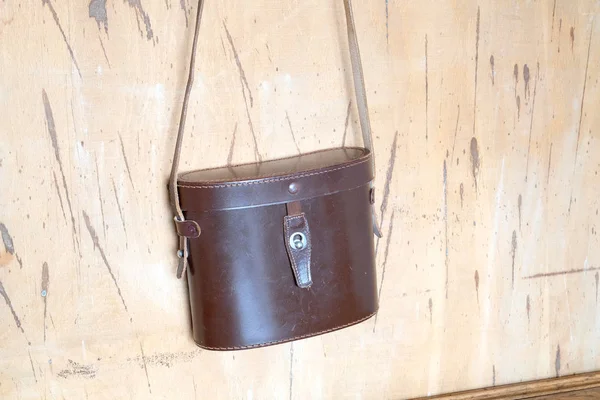 Винтажный коричневый кожаный чехол для бинокля крупным планом — стоковое фото
