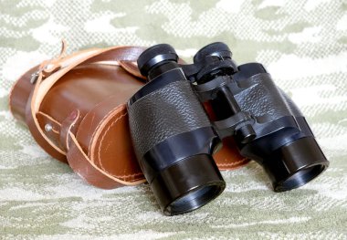 Vintage Porro prizma siyah dürbün ile dava kamuflaj arka plan üzerinde