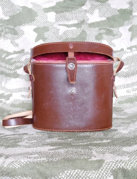 Винтажный коричневый кожаный чехол для бинокля крупным планом — стоковое фото