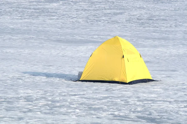 Halász sárga sátor a fagyasztott river, télen — Stock Fotó