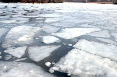 Kırık buz parçaları nehirde yüzer