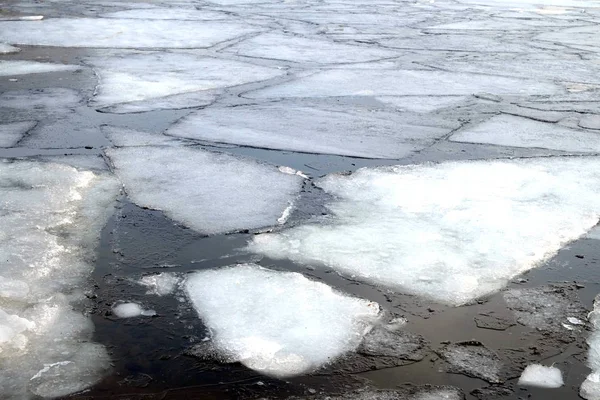 Zerbrochene Eisschollen treiben auf dem Fluss — Stockfoto