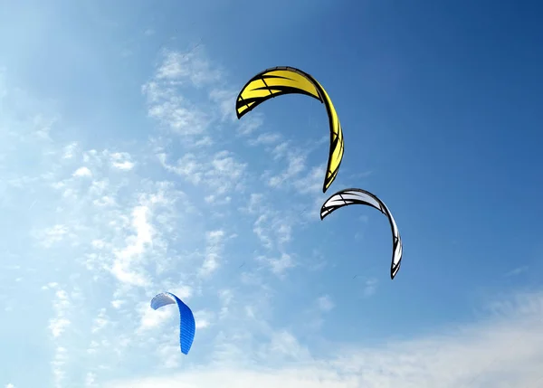 Colofull 风筝在湛蓝的天空 — 图库照片