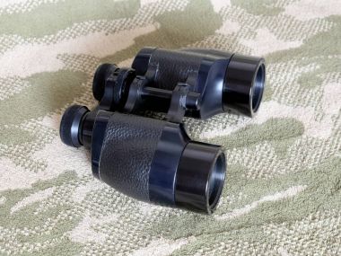 Vintage Porro prizma siyah dürbün kamuflaj arka plan üzerinde