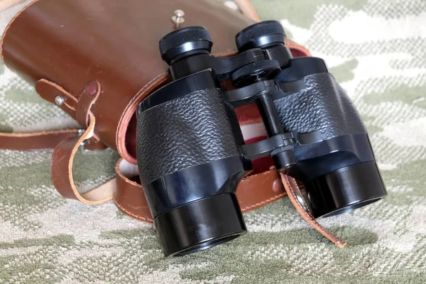 Ročník Porro prizmatem černých vojenských dalekohledu s případem maskování na camúflage — Stock fotografie