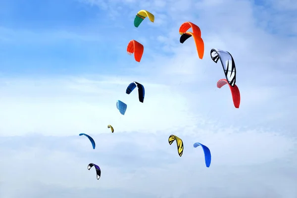 Bunte Drachen hoch oben am strahlend blauen Himmel — Stockfoto