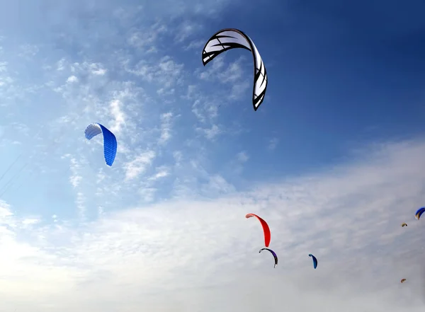 Bunte Drachen hoch oben am strahlend blauen Himmel — Stockfoto