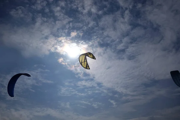 Sportdrachen hoch am Himmel gegen die Sonne — Stockfoto