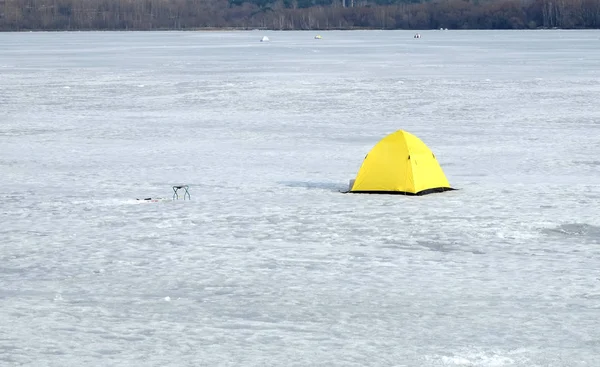 Tende di pescatore su fiume congelato in giorno invernale — Foto Stock