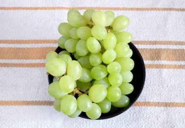 Olgun Yeşil üzüm meyveleri siyah yuvarlak kase Üstten Görünüm