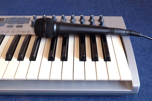 Мікрофон і синтезатор піаніно рулон вид спереду крупним планом — стокове фото