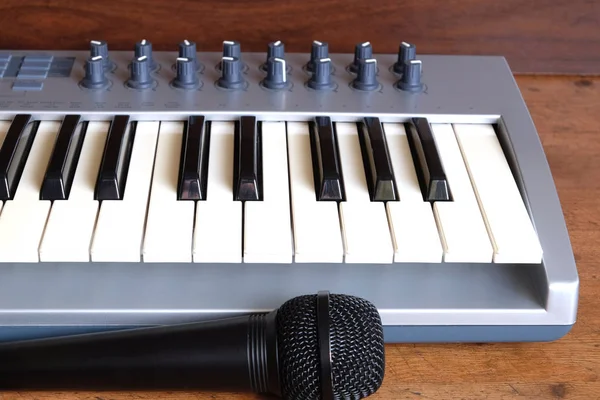 Synthesizer piyano roll ön ve ses mikrofon görünüm portre — Stok fotoğraf