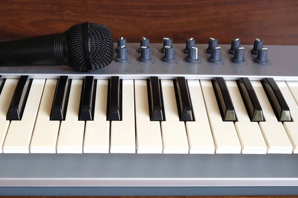 Syntezator piano roll przodu i głosu mikrofonu widok zbliżenie — Zdjęcie stockowe