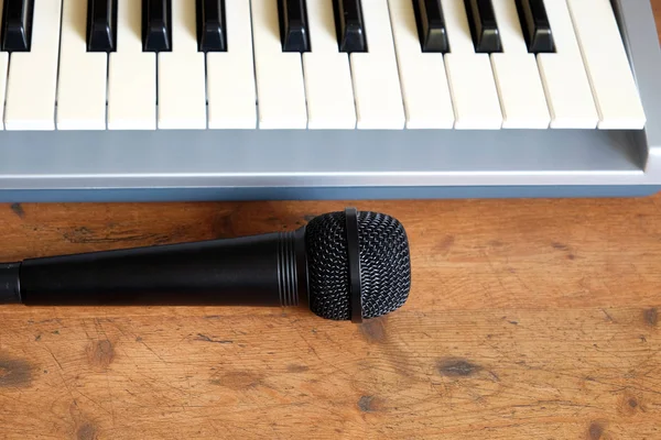 Synthesizer piano roll front and voice microphone view closeup — Stock Photo, Image