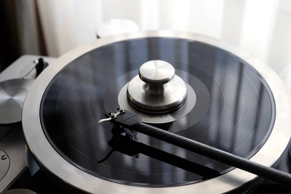 Close-up van grafiet toonarm van vintage platenspeler met Lp record — Stockfoto