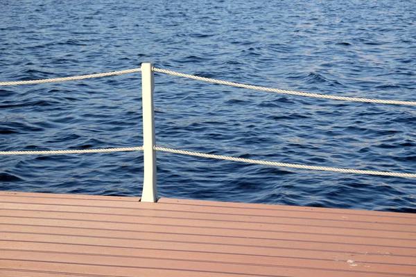 岸壁と水面からロープでフェンシング部 — ストック写真