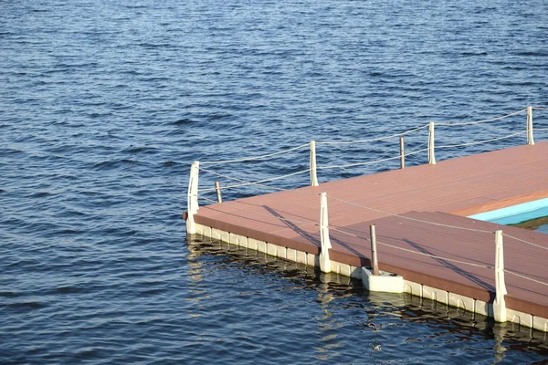 La partie du quai et la clôture avec des cordes de la surface de l'eau — Photo