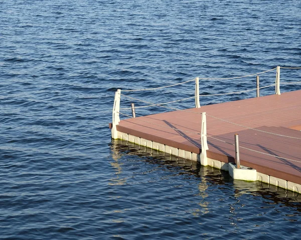 The part of the quay and the fencing with ropes from the water surface — Stock Photo, Image