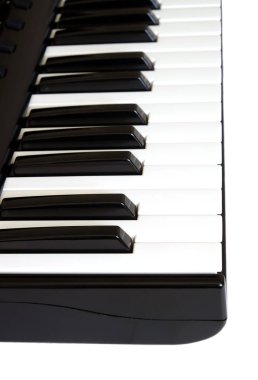 Beyaz arka plan üzerinde beyaz ve siyah tuşları ile piyano klavye
