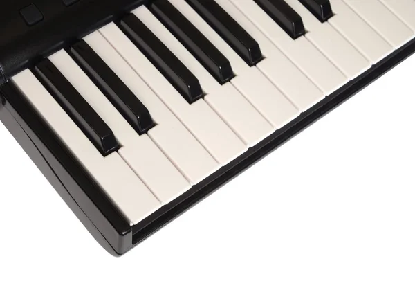 Visão superior do teclado de piano com teclas brancas e pretas no fundo branco — Fotografia de Stock