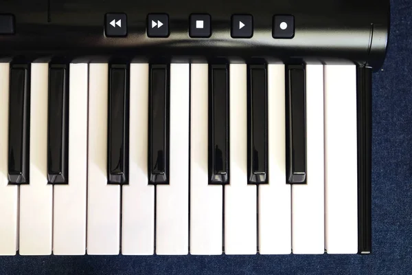 Vista superior del teclado de piano con teclas blancas y negras sobre fondo blanco — Foto de Stock