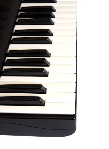 Клавиатура фортепиано с белыми и черными клавишами на белом фоне — стоковое фото