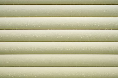 Birçok su damlaları ile arka plan olarak sonra yağmur portre tarafını bej duvar kaplı