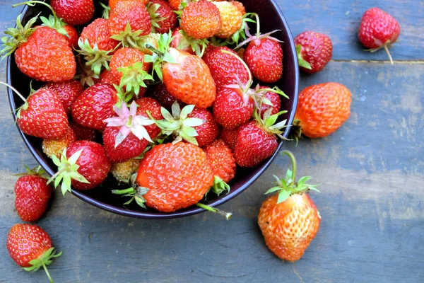 Πολύ ώριμες φράουλες ορεκτικό στο Στρογγυλό μπολ για closeup vintage ξύλινο τραπέζι — Φωτογραφία Αρχείου