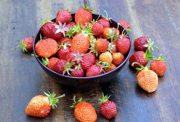 Πολύ ώριμες φράουλες ορεκτικό στο Στρογγυλό μπολ για closeup vintage ξύλινο τραπέζι — Φωτογραφία Αρχείου