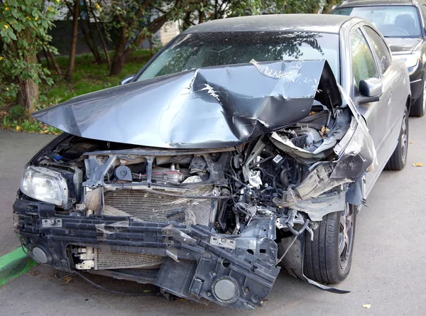 AR z złamane części silnika jest wśród innych samochodów — Zdjęcie stockowe