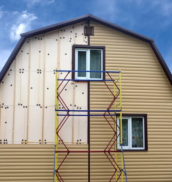 Siding panelen montage over isolatie op de muur te bouwen in zonnige dag Stockfoto