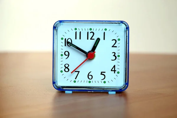 Relógio de alarme de mesa na mesa de madeira — Fotografia de Stock