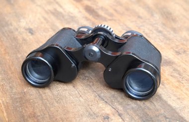 Ahşap arka plan üzerinde eski prizma siyah renkli dürbün