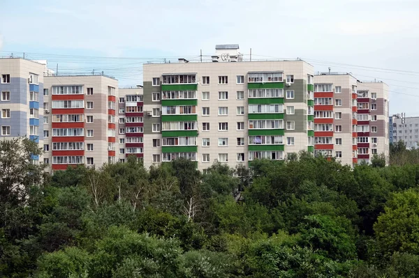 Dichte stedelijke blok van flats in de groene omgeving van de stad Stockfoto