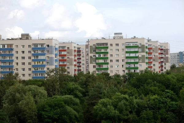 Πυκνό αστικό μπλοκ πολυκατοικιών στην καταπράσινη περιοχή της πόλης — Φωτογραφία Αρχείου