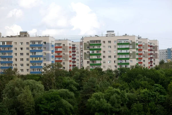 Πυκνό αστικό μπλοκ πολυκατοικιών στην καταπράσινη περιοχή της πόλης Εικόνα Αρχείου