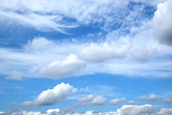 Bela paisagem com céus e nuvens brancas — Fotografia de Stock
