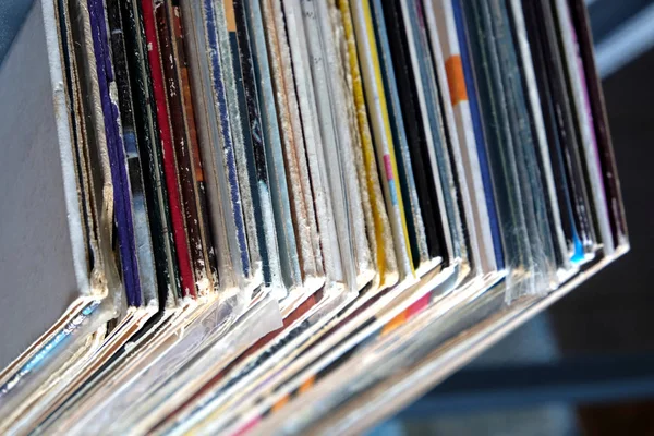 Montón de muchos discos de vinilo en cubiertas de color antiguo en una vista superior estante —  Fotos de Stock