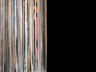 Siyah arka plan üzerine adlı fotoğrafa sol tarafında birçok vinil kayıtlar eski renkli yığını kapsar